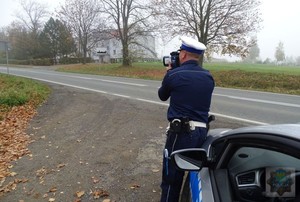 policjant mierzący prędkość kierującego