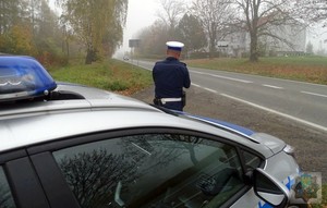 policjant mierzący prędkość kierującego