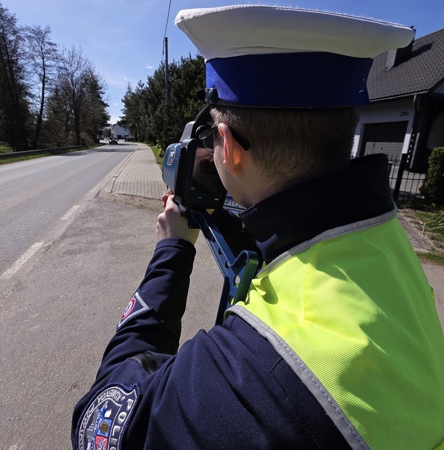zdjęcie kolorowe: policjant ruchu drogowego