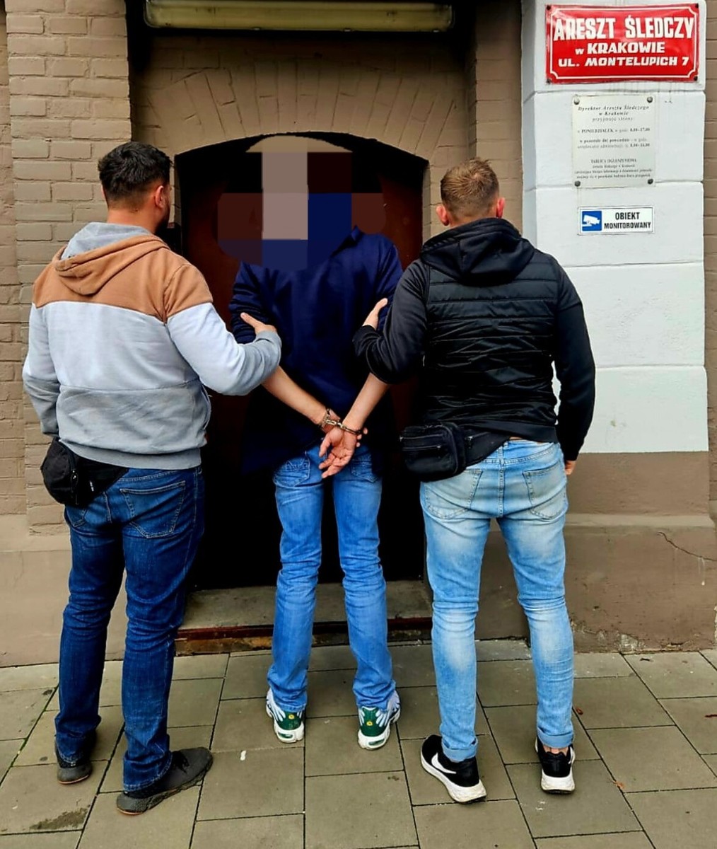 zdjęcie: zatrzymany męzczyzna przez zakładem penitencjarnym