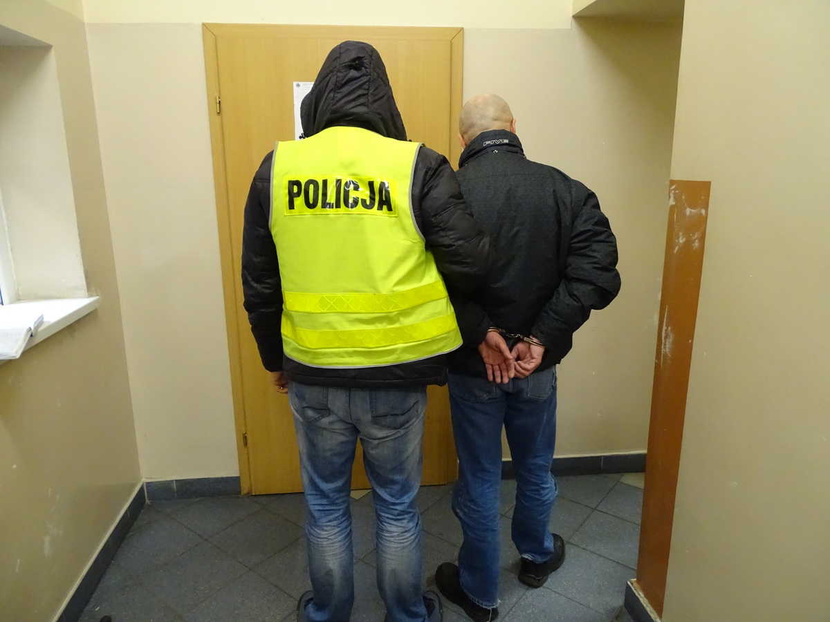 zdjecie: policjant z zatrzymaną osobą