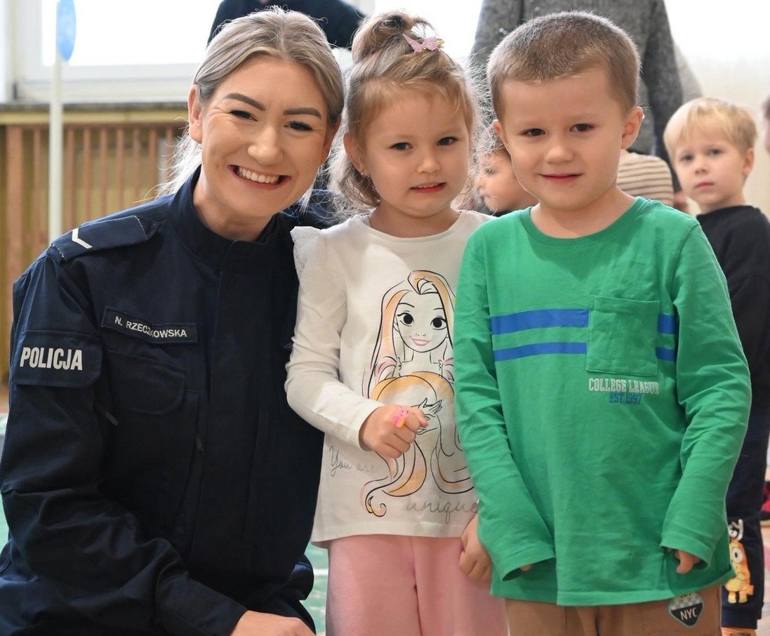 zdjęcie: policjantka na spotkaniu z dziećmi