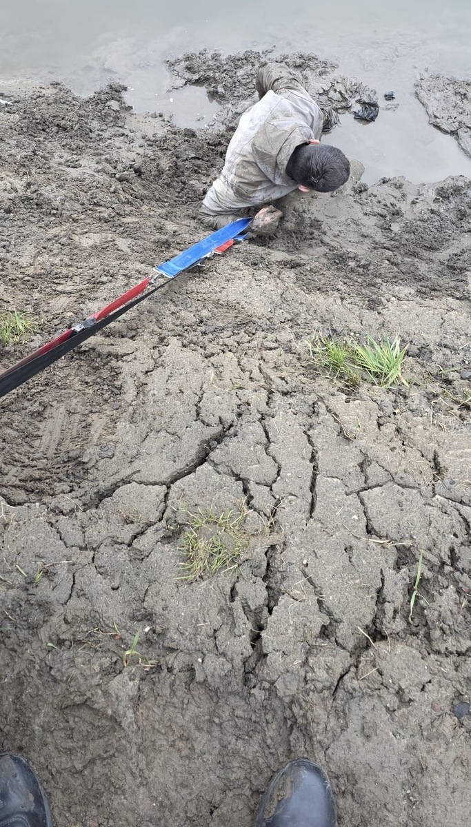 zdjęcie: mężczyzna któremu pomogli policjanci i ratownicy medyczni