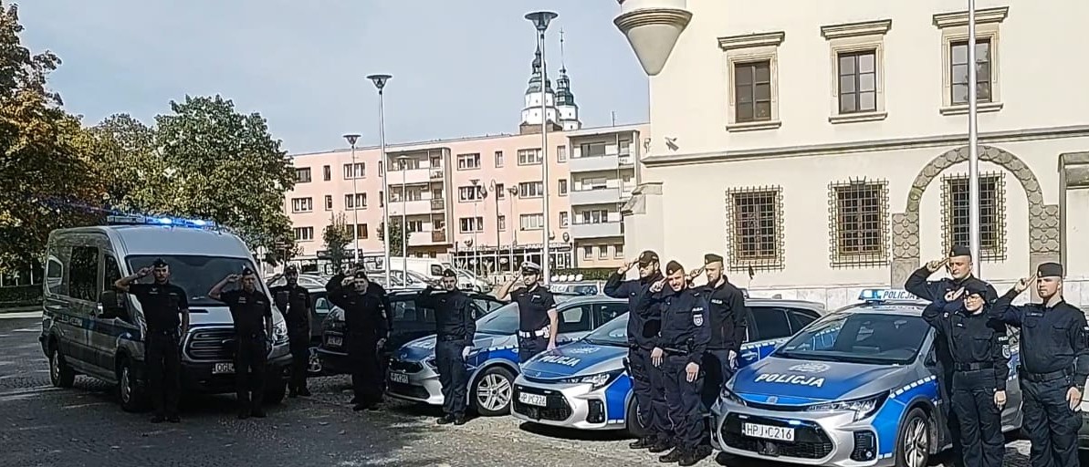 zdjęcie: policjanci oddający hołd
