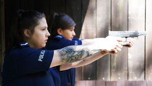 Policjantki strzelają z broni krótkiej.