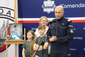 Mężczyzna przemawia do mikrofonu