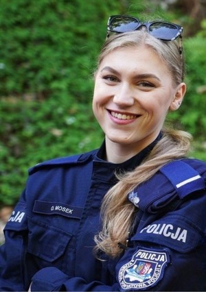 Uśmiechnięta policjantka.