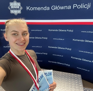 Policjantka trzyma medale.