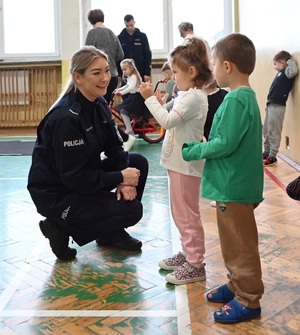 zdjęcie: policjanci podczas spotkania z dziećmi