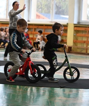 zdjęcie: policjanci podczas spotkania z dziećmi