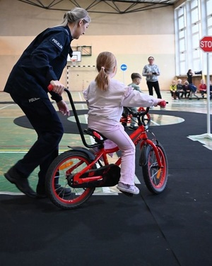 zdjęcie: policjanci podczas spotkania z dziećmi