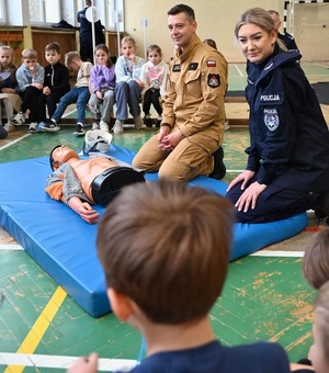 zdjęcie: policjanci podczas spotkania z dziećmi