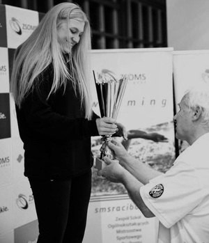 zdjęcie: Oliwia podczas zawodów pływackich