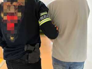 zdjęcie: policjant z zatrzymana osobą